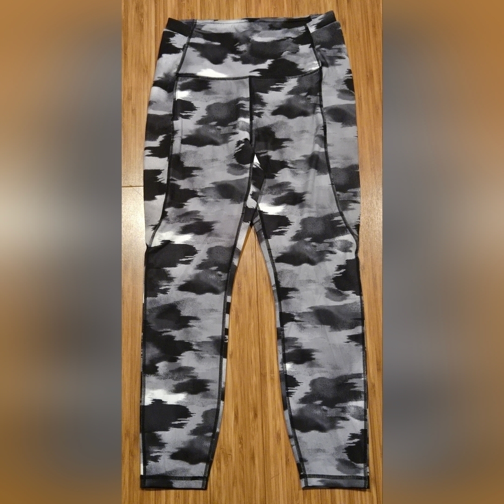 NWOT Reebok Black and Gray Patterned Leggings